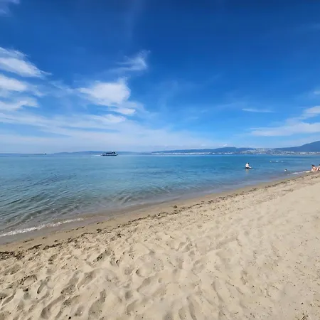 Sunset Cruise 아파트